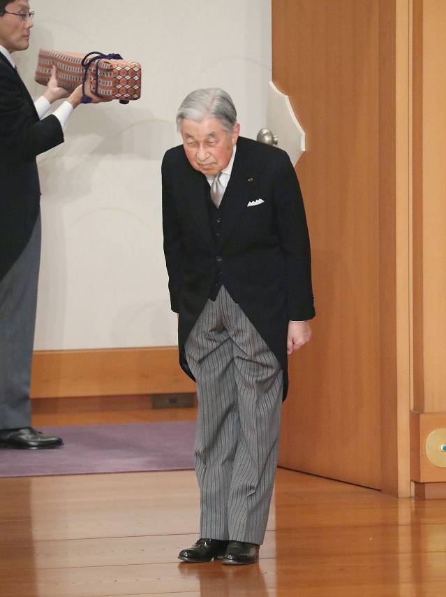 明仁天皇退位儀式於東京皇居正殿「松之間」舉行，明仁天皇發表最後談話，並向全場鞠躬致意。   圖：達志影像/路透社