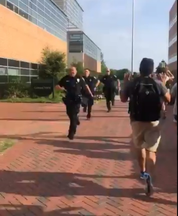 美國北卡羅來納大學（University of North Carolina）校園槍擊，校內的學生四處逃跑，警方也全面封鎖校園。   圖：翻攝自推特