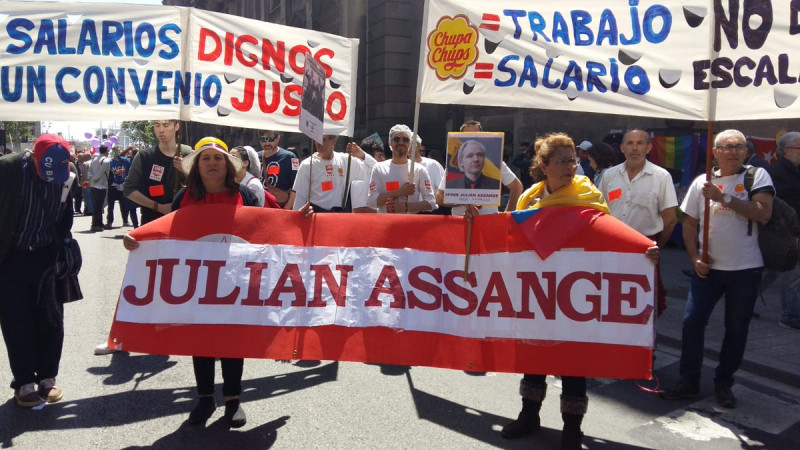 「維基揭密」創辦人亞桑傑遭英國逮捕，各地都有人聲援，圖為西班牙民眾1日在巴塞隆納街頭遊行，要求釋放亞桑傑。   圖：翻攝自Defend Assange Campaign推特‏