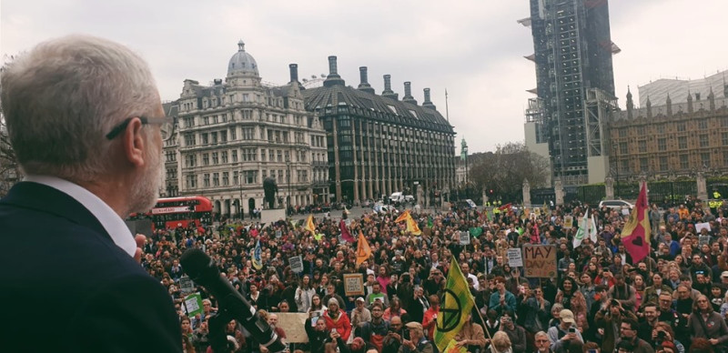 英國反對黨工黨黨魁柯賓（左）提臨時動議獲通過，全國進入象徵性的氣候變遷緊急狀態。   圖：翻攝自柯賓臉書