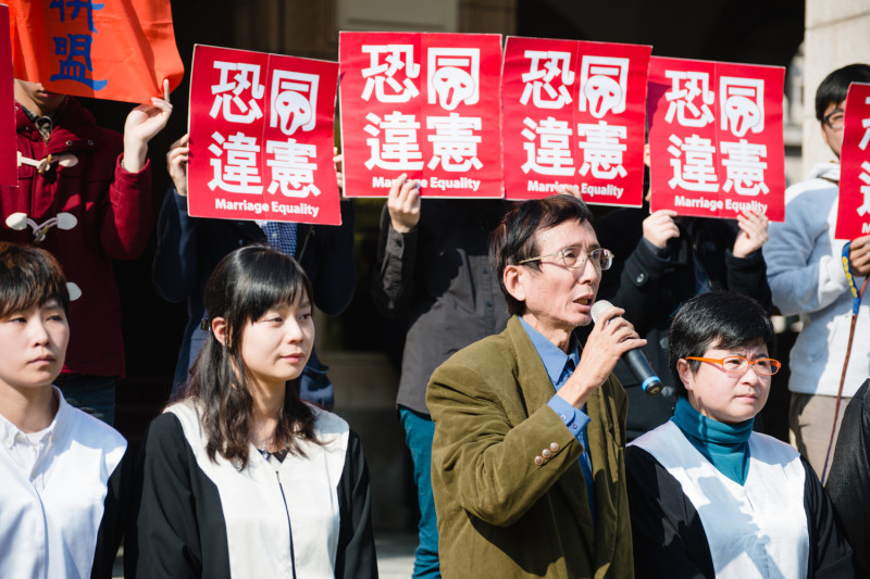 今（2）日立法院將於冷凍期過後展開朝野協商，台灣伴侶權益推動聯盟呼籲，三部草案中唯有行政院版草案是符合大法官釋字第748號解釋，且尊重公投結果的版本，呼籲立院黨團通過政院版本，勿讓台灣淪為國際笑柄。   圖／伴侶盟提供