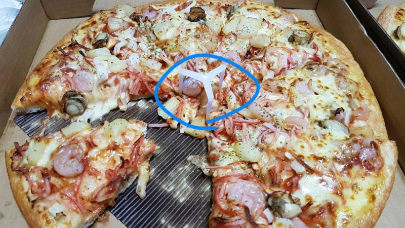 披薩中央常常擺放一個白色三角架，究竟原因為何，引發網友熱議。   圖／翻攝自爆廢公社