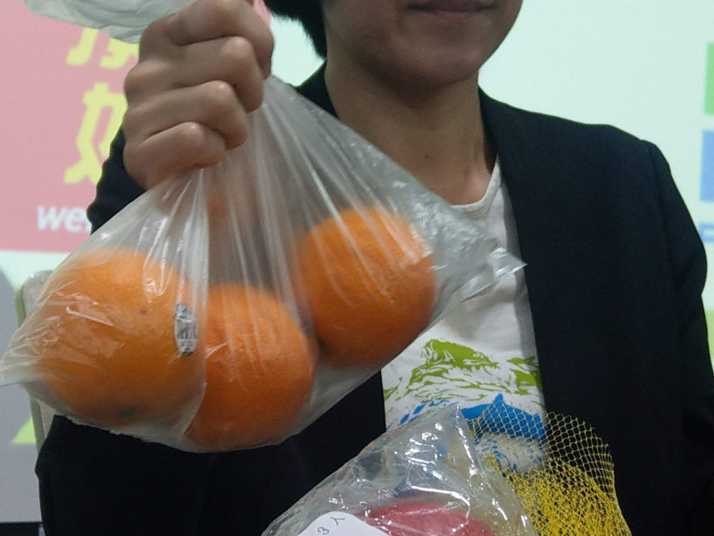 綠色和平調查發現，有許多超市都採用大量的塑膠包裝。   圖／記者陳俐穎攝