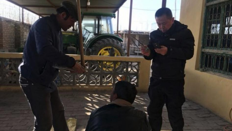 新疆警方透過APP示警，盤查可疑的穆斯林居民。   圖 : 人權觀察/提供
