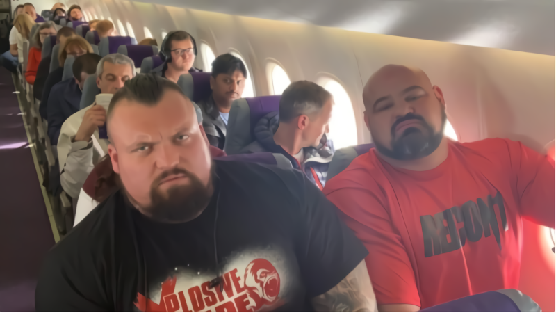 飛機遇到「2個浩克」。   圖／翻攝自eddiehallwsm IG