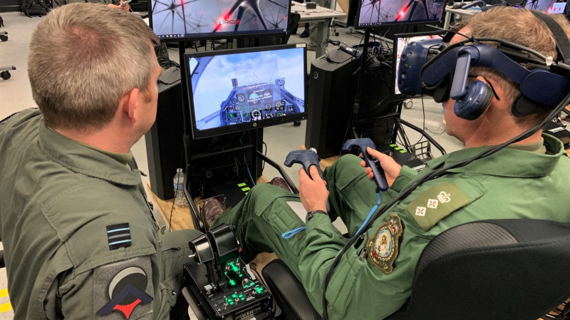 美國空軍自2018年起即開始採用HTC VIVE Pro裝置、透過VR與AI系統來培訓新的飛行員   圖：翻攝自 Air Education and Training Command 粉絲專頁