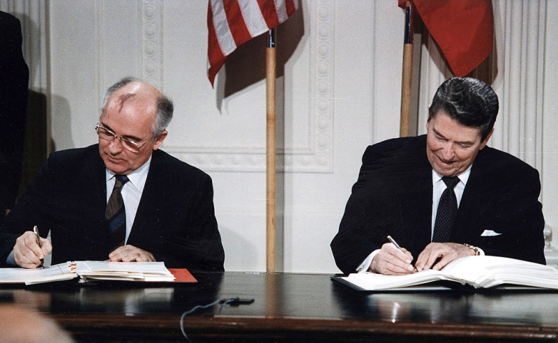 《中程核飛彈條約》是冷戰期間，美國總統雷根（右）與當時蘇聯總書記戈巴契夫（左）1987年於白宮共同簽署的條約。   圖：翻攝美國白宮網站
