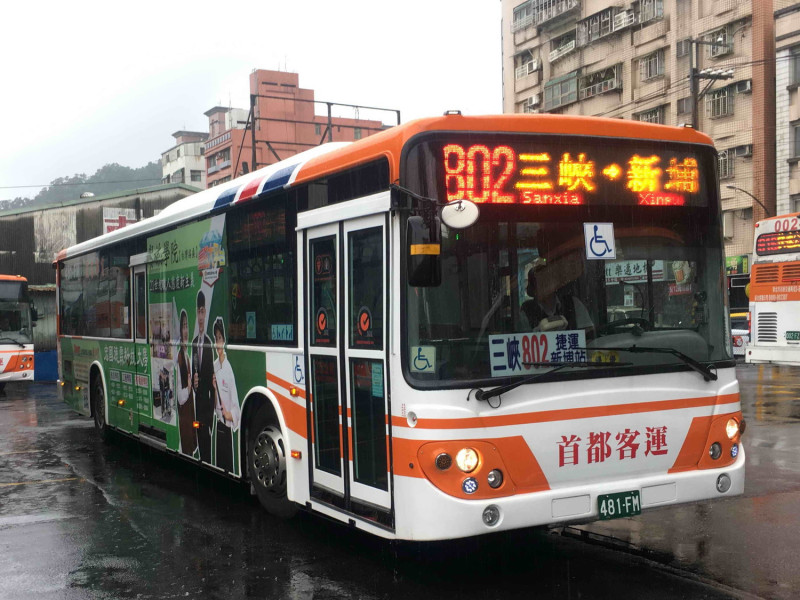 台北市公共運輸處今（6）日表示為減少民眾的困擾，公車收費模式將改為上下車皆須刷卡，並分為二階段實施，第一階段自今年7月1日起開始。   圖：新北市交通局提供