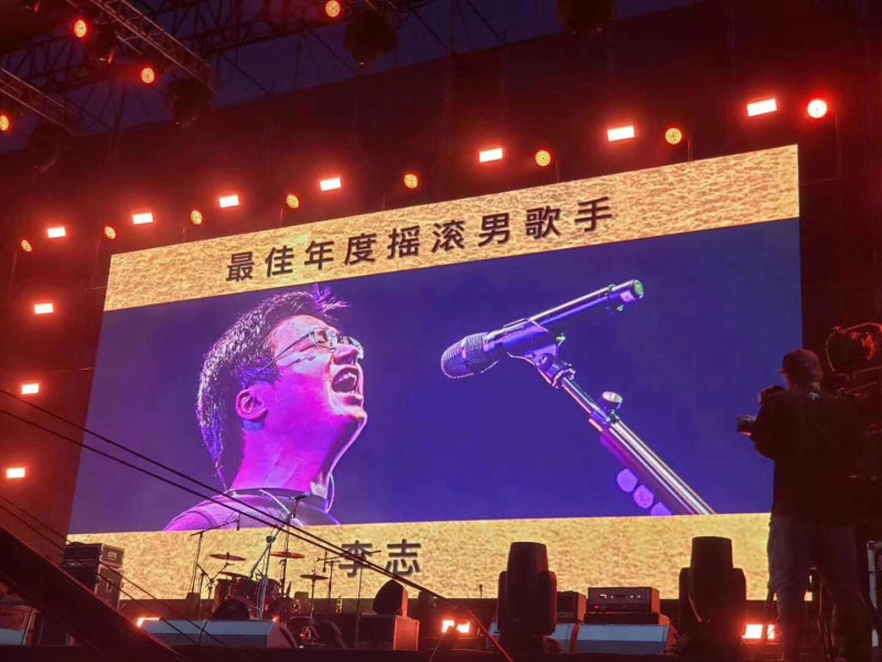 李志曾創作過不少「禁歌」，包括紀念六四事件的「廣場」、「1990年的春天」，嘲諷專制統治的「人民不需要自由」等，歌曲和演出曾多次被封殺。   圖：翻攝自微博