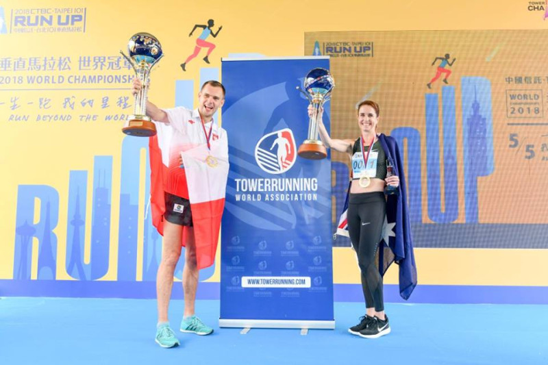 去年男子組冠軍、波蘭選手Piotr Lobodzinski（左）及女子組冠軍、澳洲選手Suzy Walsham（右）   圖：取自台北101垂直馬拉松官方臉書粉絲團