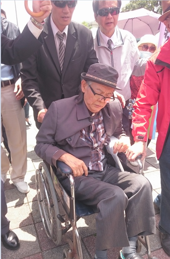現年82歲的民進黨大老張俊宏3日在總統府資政許信良及律師張靜陪同下到總統府「投案」。   圖：謝莉慧/攝