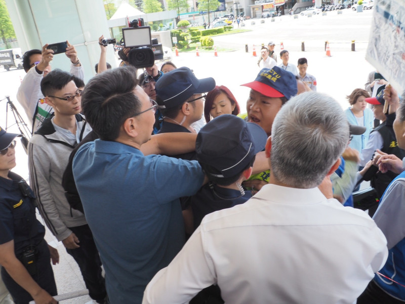 今天抗議過程中，工會成員抗議市府勞動局勞資關係科科長張哲航欲離開現場，引發工會不滿發生拉扯推擠，在場警方緊急維持秩序，幸未發生意外。   圖／記者李春台攝, 2019.05.03