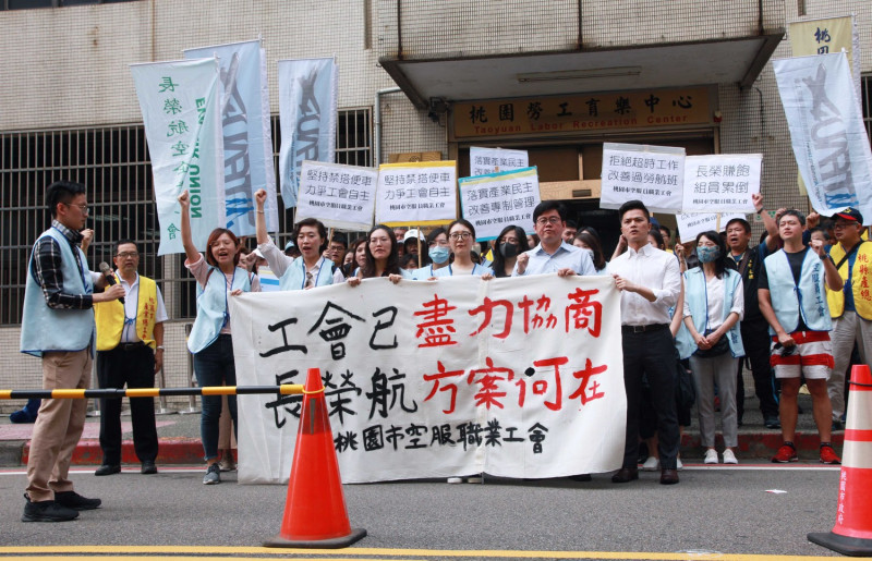 長榮航空質疑投票程序的公平性，要求工會要說清楚，避免爭議。對此工會回應，罷工投票皆依照《勞資爭議處理法》第 54 條辦理，並使用大選規格因應。   圖／記者李春台攝, 2019.04.09