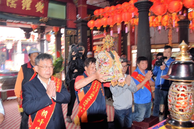 馬公城隍廟為慶祝建廟240年，舉辦環島出巡遶境祈安活動活動，以境主靈應、城隍佑民為主題。   圖／記者張塵攝，2019.05.03