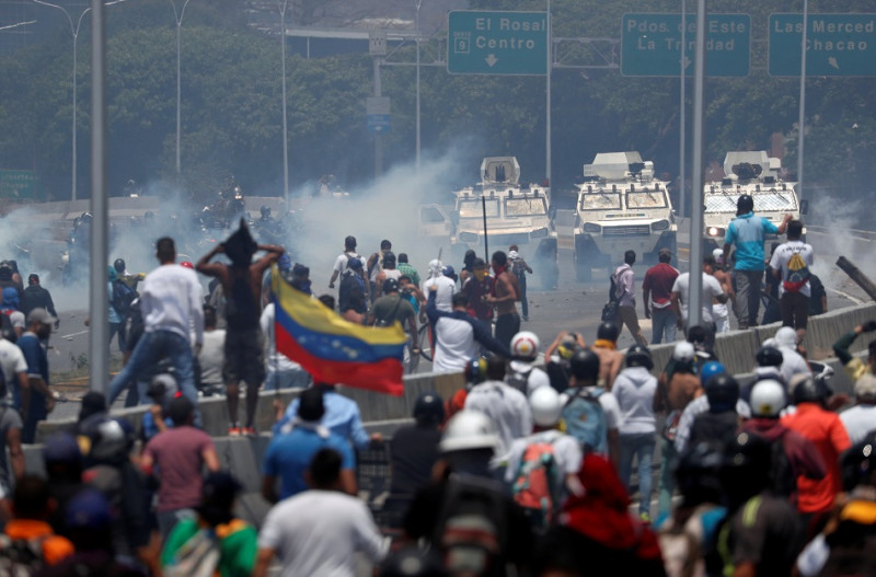 委內瑞拉反對派示威者4月30日在軍事基地發動抗議，馬杜洛政府派出中國製VN-4型裝甲車鎮壓，衝撞人群。       圖：達志影像/路透社資料照片