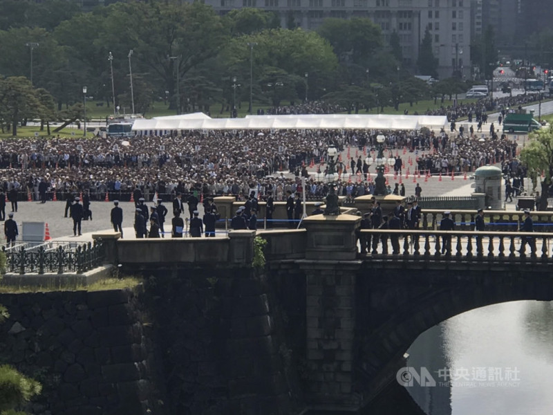 新日皇德仁1日即位，日本皇宮4日上午舉辦接受民眾朝賀的活動。民眾在皇宮外等候，二重橋及廣場都是排隊的人潮。   圖/中央社