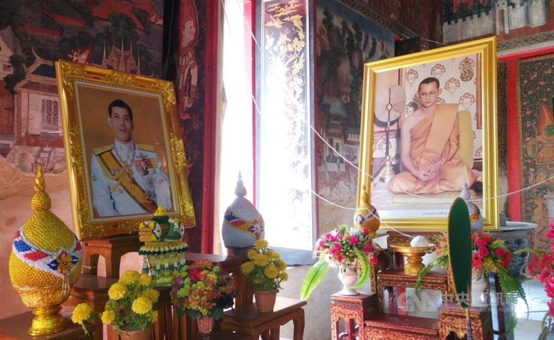 泰王瓦吉拉隆功（左）4日進行加冕典禮，將象徵性地化身活神。瓦吉拉隆功的父親蒲美蓬（左）在位70年，已於2016年10月辭世。   圖/中央社檔案照片