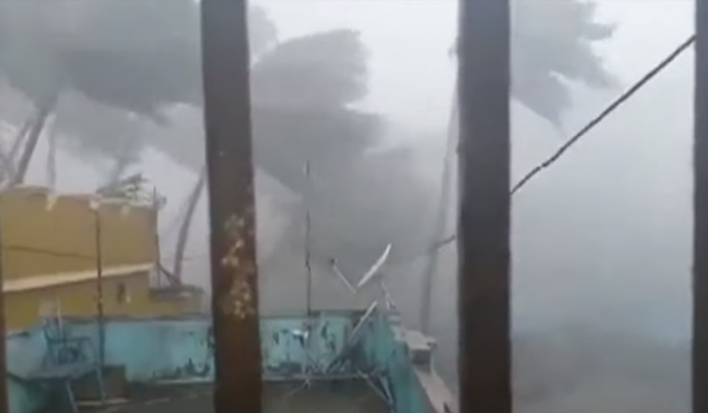 印度20年來最大的熱帶氣旋法尼（Fani）昨天上午登陸東部奧里薩省普里（Puri），造成嚴重災害，強風吹倒樹木和電線桿，多處電力中斷及淹水，險象環生。   圖：翻攝自YOUTUBE