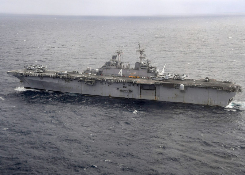 美國海軍黃蜂級兩棲突擊艦拳師號近日搭載著包括兩棲待命部隊和第11海軍陸戰隊遠征部隊高達4500名軍力，前往印太、中東巡弋。   圖：翻攝自USS BOXER LHD 4的臉書專頁。