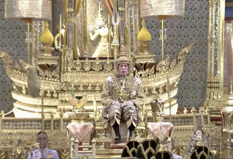 睽違69年，泰國今天舉行泰王加冕典禮，經過灌頂聖水以及接收八方聖水的儀式，象徵泰王瓦吉拉隆功獲得統治王國的正當性，他接著頒布加冕後的第一道王室諭令。   圖：美聯社/達志影像