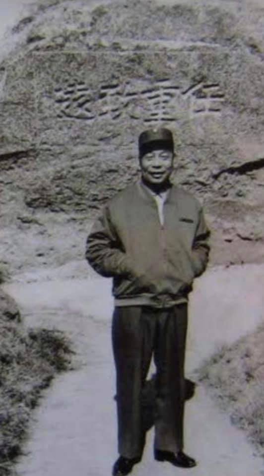 合成的照片中，蔣經國的人物照片，則是他在1964年巡視金門時的留影。   圖：翻攝自葉毓蘭臉書
