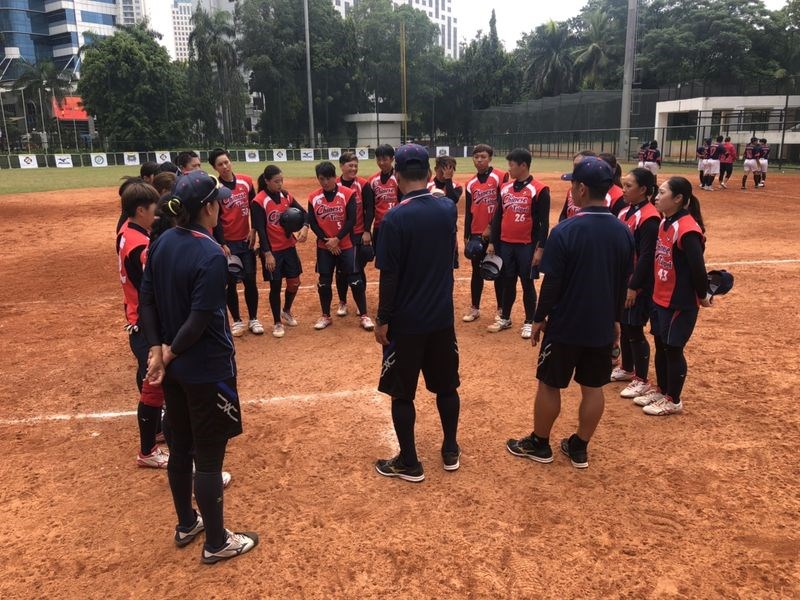 中華女壘隊4日在印尼亞洲盃女子壘球錦標賽8強複賽，以15比0擊敗泰國隊晉級4強，確定拿下9月在中國上海舉行的奧運女壘亞大區資格賽門票。   圖：中央社