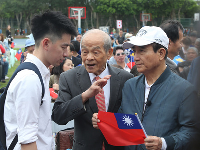 前立法院長王金平（前右）4日上午在台北參加民間後援會健走活動，前中選會主委黃石城（中）也到場。   圖：中央社