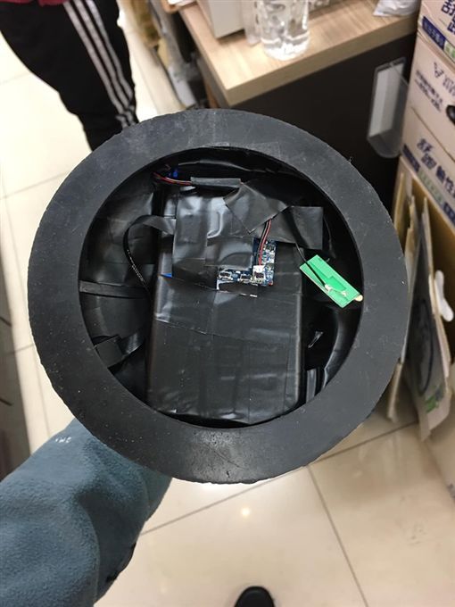 超商廁所內的通便器吸盤上有小孔，遭人裝設偷拍攝影機。   圖/翻攝自爆廢公社