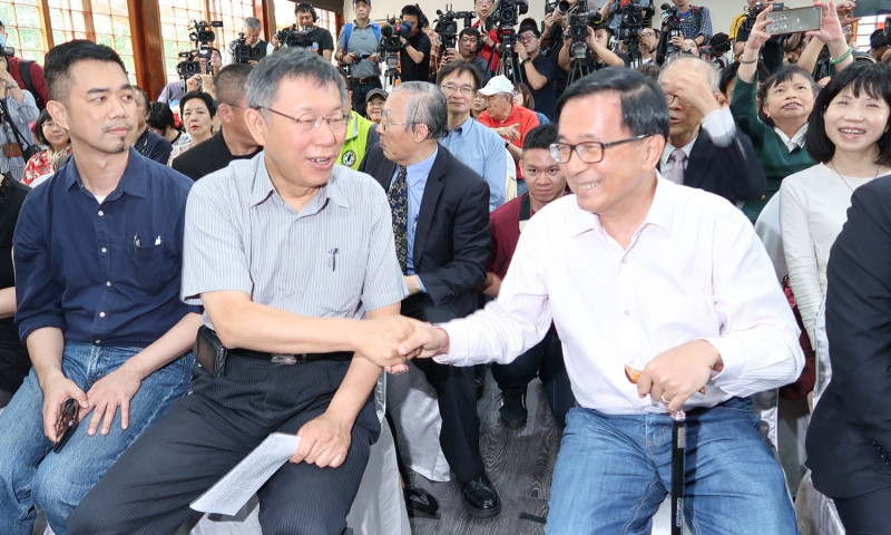 台北市長柯文哲與前總統陳水扁。   圖：林朝億/攝
