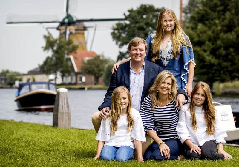 荷蘭國王與皇后的3個公主沒有繼承問題，15歲的長公主阿瑪利亞（圖中站立者）是未來的準女王。   圖：取自荷蘭皇室網頁
