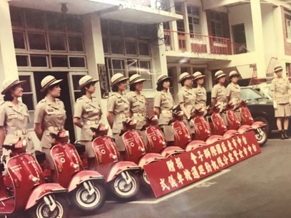 台中市第一代女警的交通工具是紅色偉士牌機車。   台中市交通大隊/提供