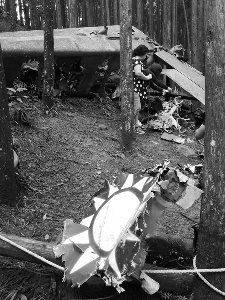 陸軍航空隊編號8012觀測機67年5月在苗栗南庄失事，觀測中隊副隊長劉傳集少校身亡。   圖：翻攝自包正豪臉書