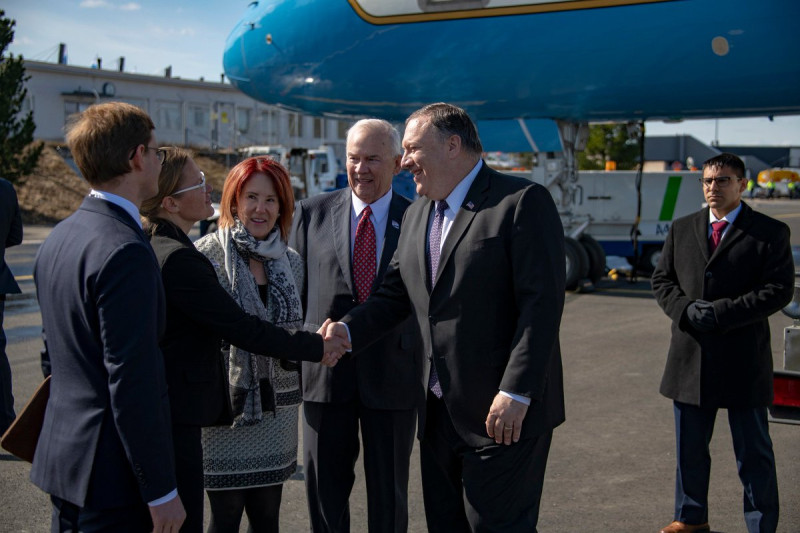 美國國務卿蓬佩奧（右二）抵達芬蘭訪問，受到當地高層歡迎。   圖：翻攝自蓬佩奧推特