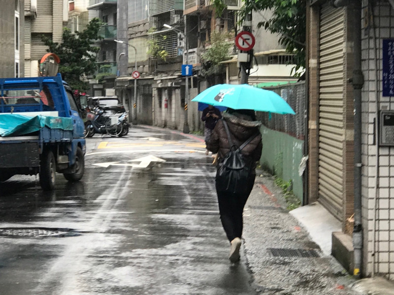 今（25）日東北季風開始增強，北台灣一早雲量就會增多並有機會出現降雨。   圖：葉宜哲／攝