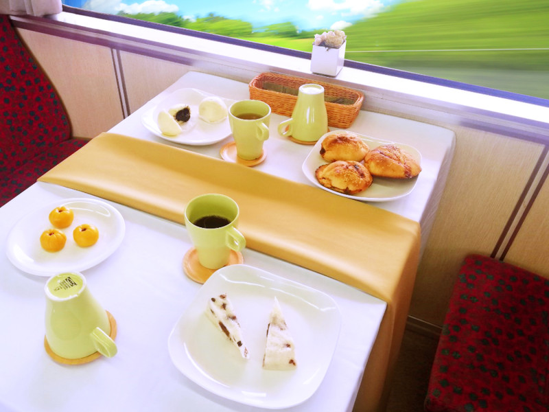 台鐵與易遊網合作的「環島之星」觀光列車，明起限時供應必比登推介美食。   圖：易遊網／提供