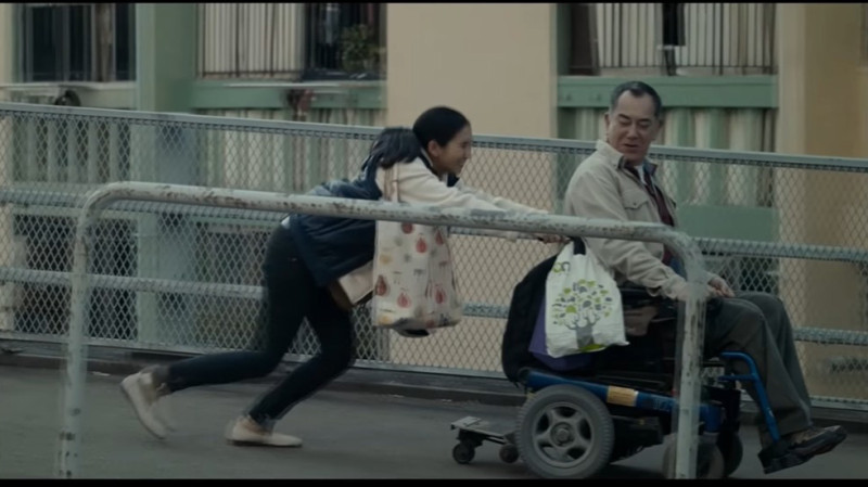 電影《淪落人》說明癱瘓者與菲籍照顧者的故事，賺人熱淚。   圖：翻攝預告片