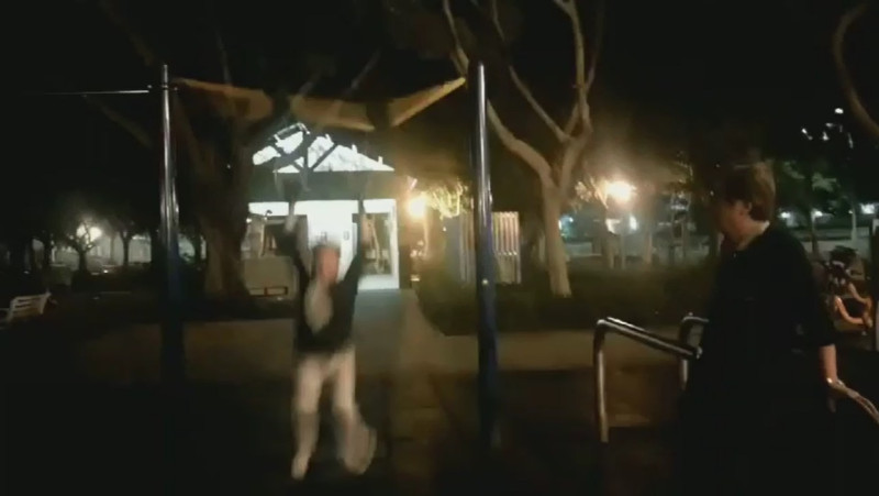 60歲男子在板橋公園玩吊環時，鐵桿突然斷裂，致男子重摔在地的驚險連續畫面四。    圖：王峻昌翻攝