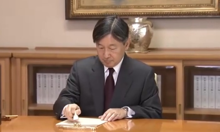 日本掌管皇室事務的宮內廳今天首度公布日皇批閱公文的照片和影片。   圖：翻攝Youtube