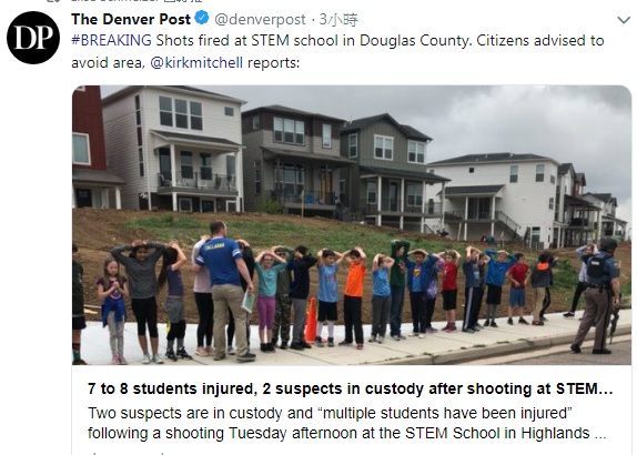美國再傳校園槍擊案，《丹佛郵報》指出有7~8人受傷，學校被安排疏散至校外安全地點。   圖：翻攝自《丹佛郵報》推特