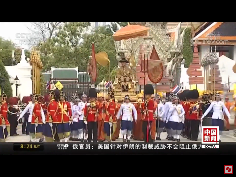 泰國國王瓦吉拉隆功日前舉行盛大的加冕典禮，據估計有20萬人參與泰王5小時的巡行，夾道祝福。   圖：翻攝自Youtube
