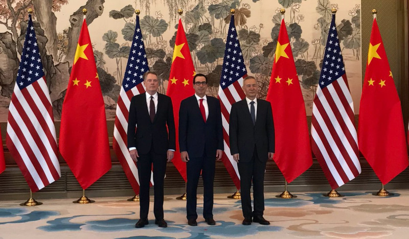美國貿易談判代表萊特海澤（左起）與美財政部長梅努欽、中國代表劉鶴1日才宣布可能達成協議，未料生變。   圖：翻攝自梅努欽推特