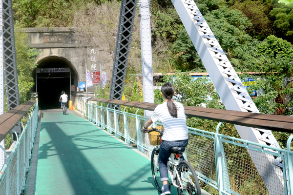 民眾可到后豐鐵馬道騎自行車，欣賞雄偉壯觀的花樑鋼橋、享受追風快感。   圖：台中市政府觀光旅遊局／提供