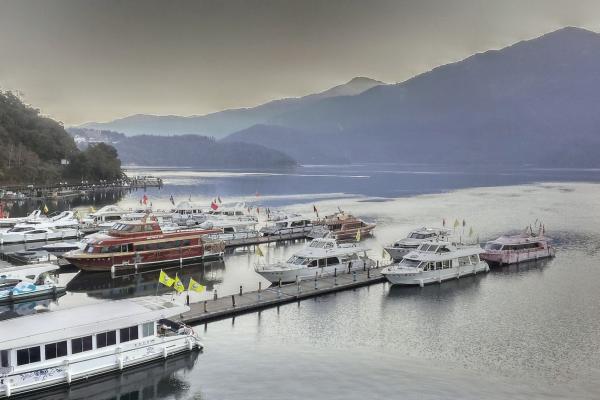 民眾也可至日月潭乘船遊湖，欣賞湖光山色、波瀾壯闊的美景。   圖：台中市政府觀光旅遊局／提供