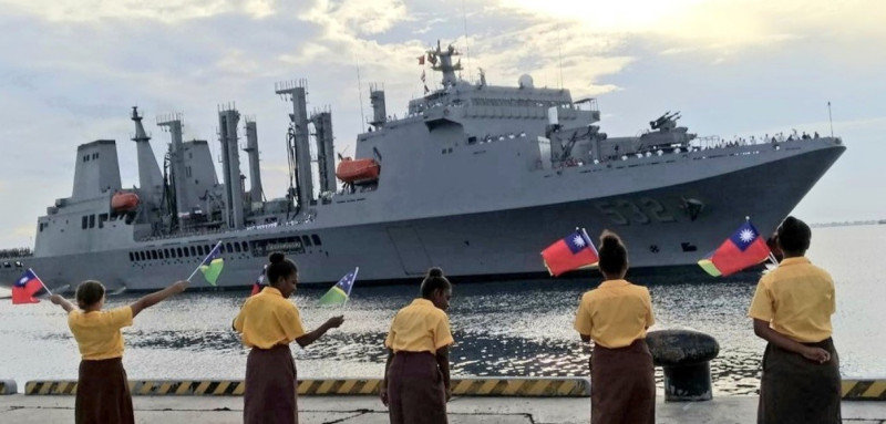 所羅門群島民眾揮舞台灣國旗迎接我國軍艦。   圖：翻攝自台灣外交部推特。