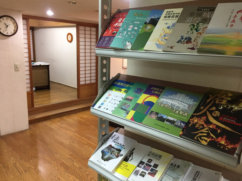 台南市政府台北辦公室，書架上陳列著台南市政相關刊物。   圖：張良一/攝