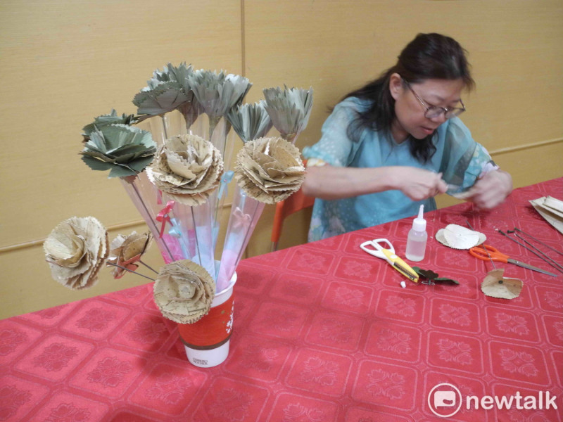 「108年石門粽、農特產等觀光推廣」活動推出特殊的「粽葉康乃馨」。   圖：王峻昌/攝