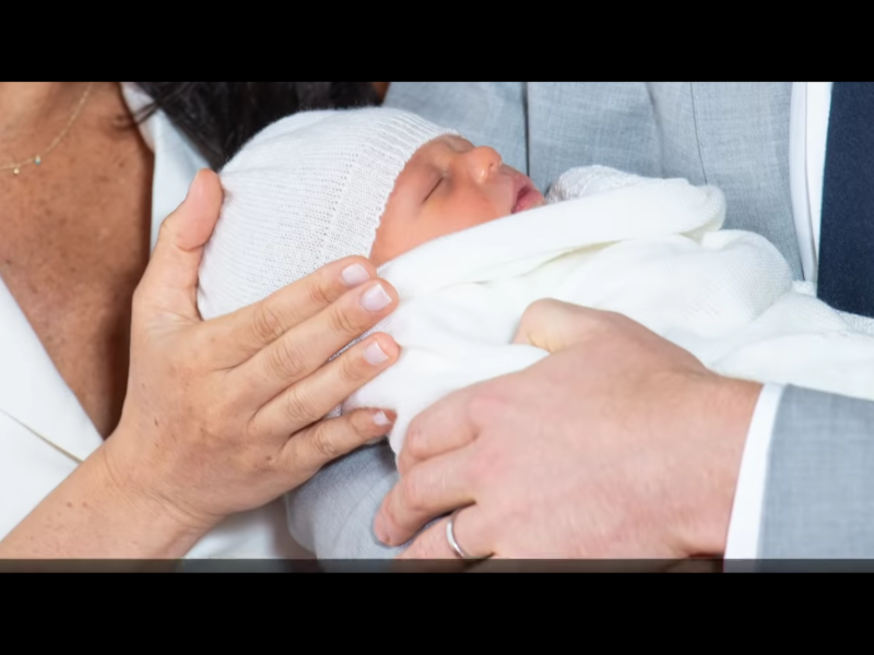 34歲哈利王子與37歲非裔美籍女星梅根馬克爾喜獲麟兒，今天公布把兒子命名為亞契，全名為亞契．哈里森．蒙巴頓-溫莎（Archie Harrison Mountbatten-Windsor）。   圖：翻攝自The Royal Family Channel