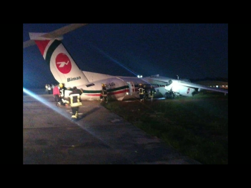 孟加拉航空公司（Biman Bangladesh Airlines）一架從達卡飛往緬甸仰光班機，今天晚間於惡劣天候下在仰光國際機場降落時衝出跑道，造成至少17人受傷，客機也嚴重受損。   圖：翻攝自Youtube