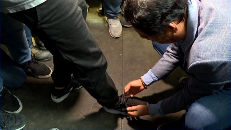 郭台銘看到攝影記者的鞋帶鬆了，郭立即蹲下來替他綁鞋帶，還提醒「人生不能隨便跌倒」。   圖 : 民眾提供