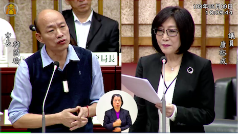 高雄市長韓國瑜（左）今日在高雄市議會接受質詢，因無法回答問題而遭議員康裕成（右）批評是一問三不知市長。   圖：新頭殼資料照片